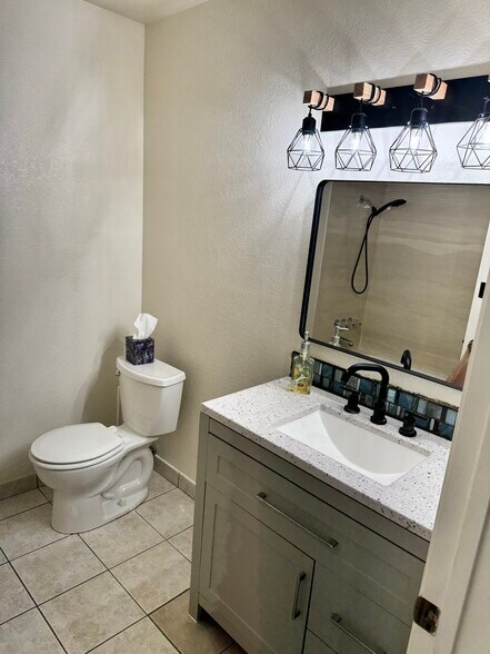 Guest bath - 10118 N 96th Ave