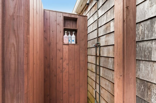 Building Photo - 7 Whiting Rd