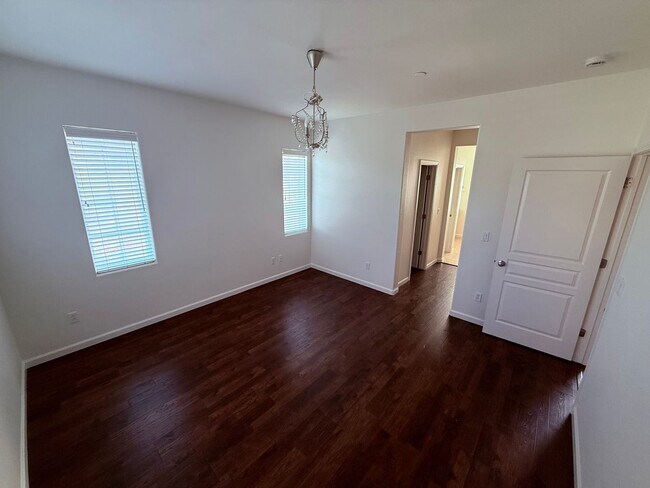 Building Photo - Hayward Condo 3 Bed/2.5 Bath Updated kitch...