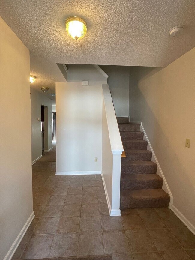 Building Photo - Great Location!  Townhouse with a Garage