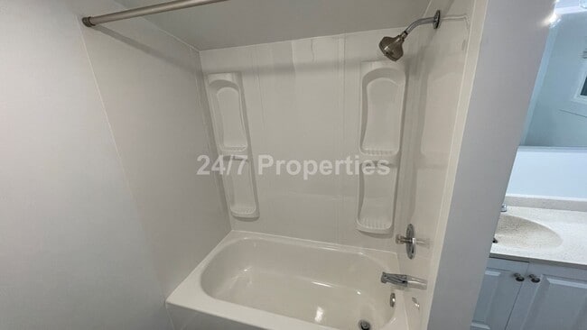 Building Photo - Updated Vintage 2 BD Home on a Spacious Lot - Milwaukie