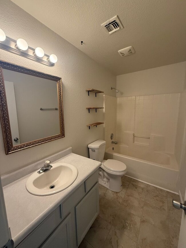 Building Photo - 3 Bedroom 2 Bathroom Home