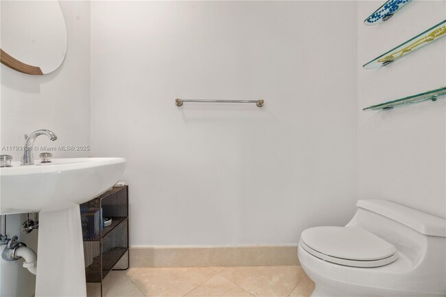 Building Photo - 808 Brickell Key Dr
