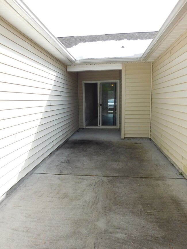 Building Photo - 221 Churchill Court - located in the Townes at Flamingo Oaks