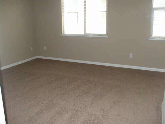 Building Photo - The Village - Roseville - Gated
