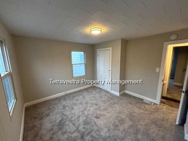 Building Photo - Lovely Renovated 3 Bed with parking! Eligible for $500 Security Deposit.