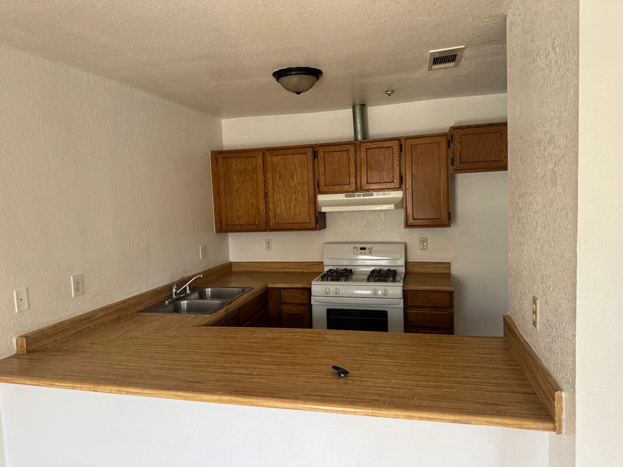 Building Photo - 13901 Caliente Dr