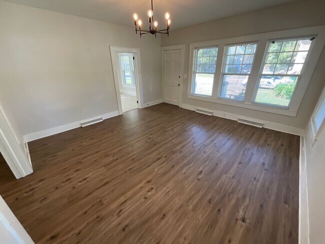 Building Photo - Charming 3 bedroom/1.5 bathroom REMODELED home close to High Point University