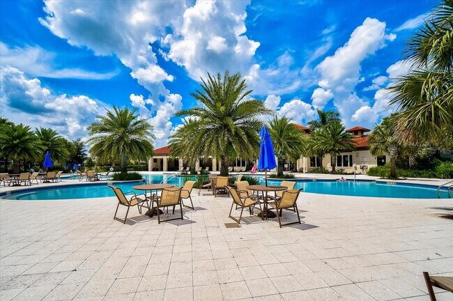 Building Photo - Gorgeous 4 bedroom 2 bath home in luxuriou...