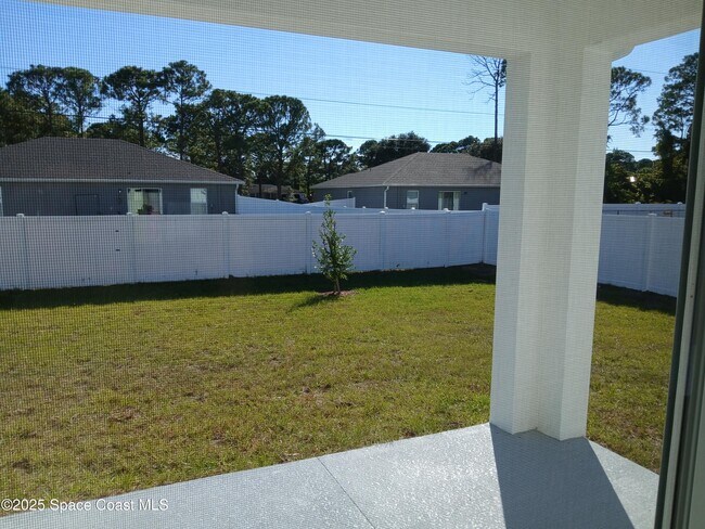 Building Photo - 1560 Gardenton St NW