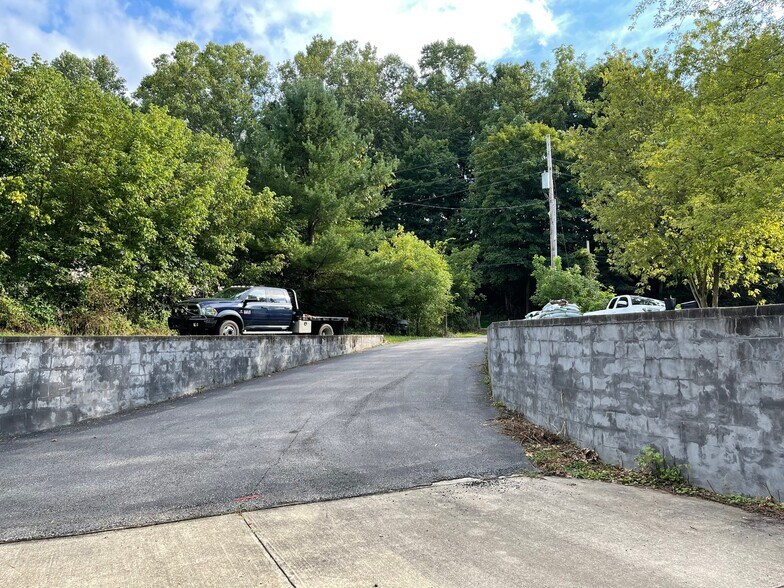 Building Photo - 227 Mill Rd