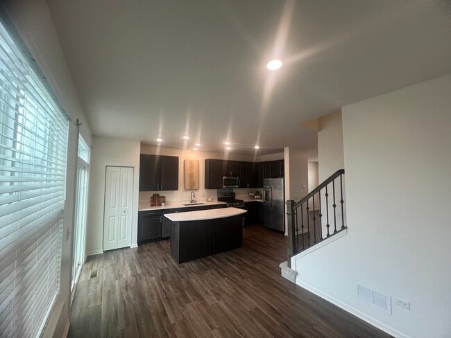 Building Photo - 285 Lakeshore Dr