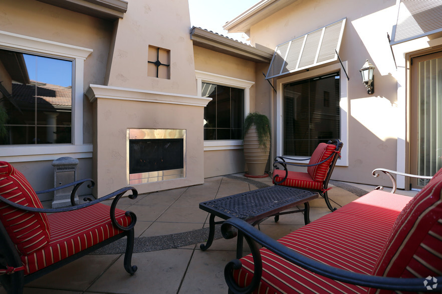 Beautiful Courtyard with fireplace - Wyngate Apartments