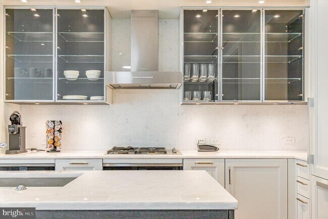 Building Photo - 300 International Drive