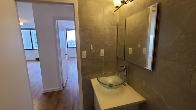 Building Photo - 45 River Dr S
