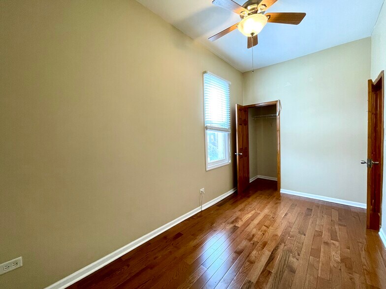 Building Photo - 2028 N Hamlin Ave