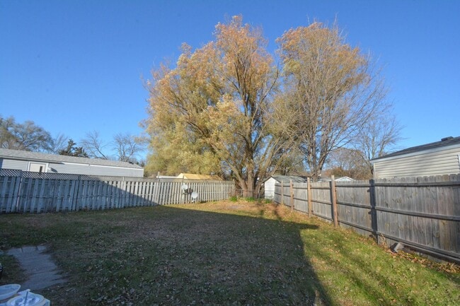 Building Photo - Spacious 5 Bed House with Custom Features Available For Rent!