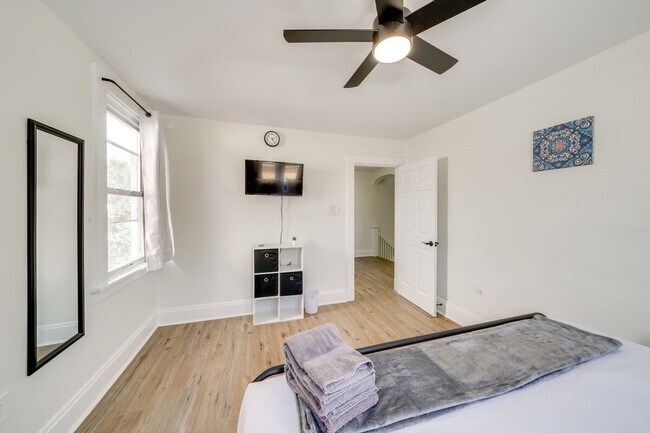 Building Photo - 2633 Broadway Ave