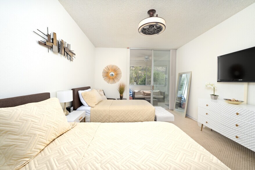 Building Photo - 451 Desert Lakes Dr