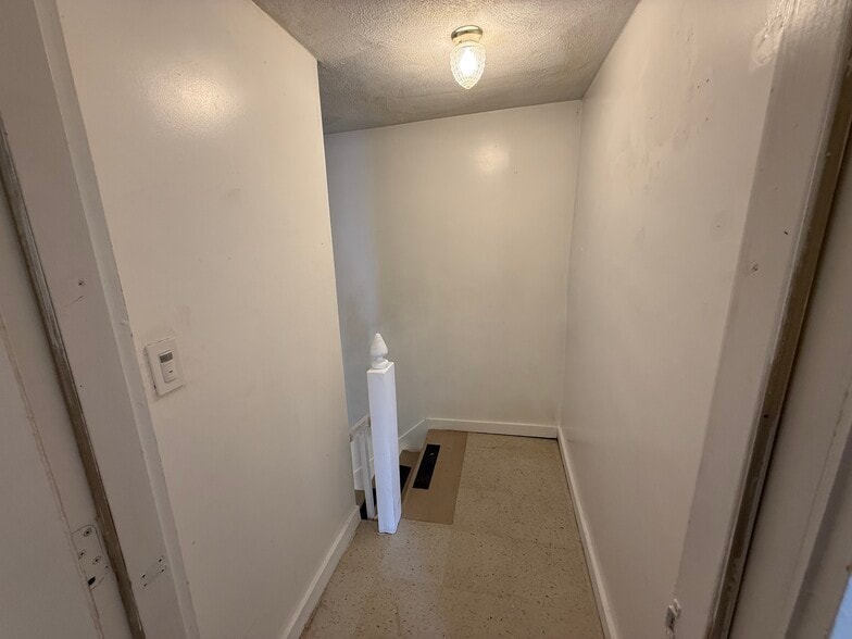 Apt 3: Back Landing/Hallway - 57 Mozart St