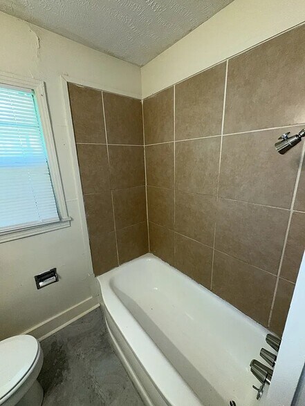 Building Photo - 2615 Hillside Dr