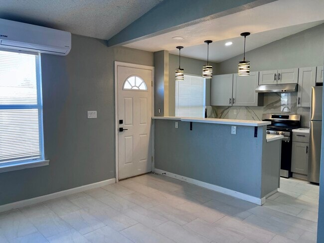 Building Photo - 14620 Hendrik Dr