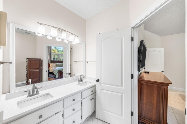 Building Photo - 220 Seabreeze Cir