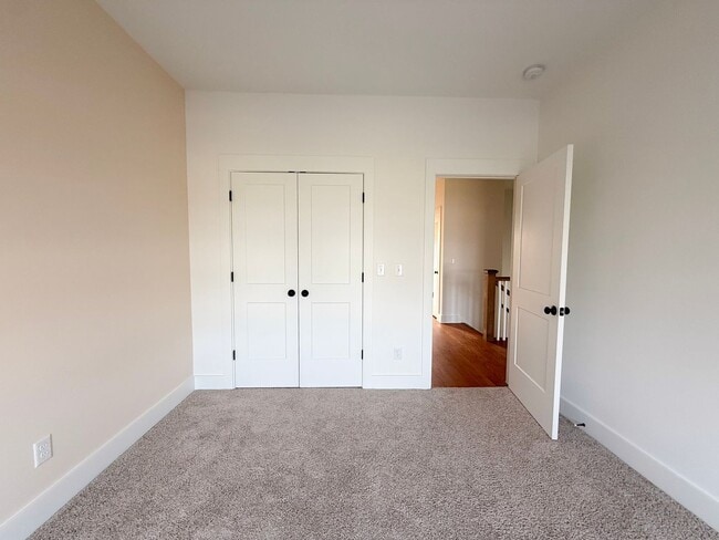 Building Photo - 4-Bedroom HOA Townhome with Pool Access Near Downtown Cookeville