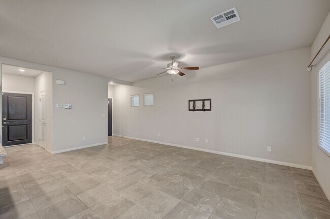 Building Photo - Spacious 4 Bedroom Home!