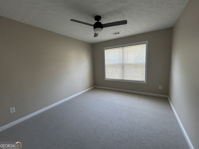 Building Photo - 2405 Village Green Dr