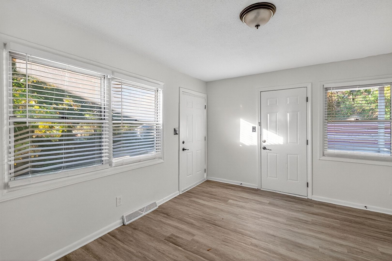 Building Photo - 323 S Columbia St