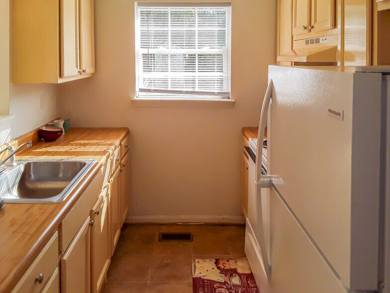 Building Photo - 496 Lancaster Creek Dr