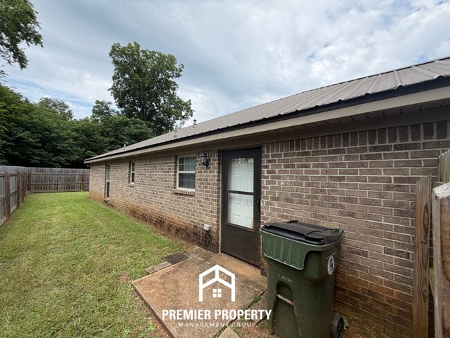 Building Photo - Charming 3BR/2BA Tuscaloosa Home | High Vaulted Ceilings, Hardwood Floors & Fenced Yard