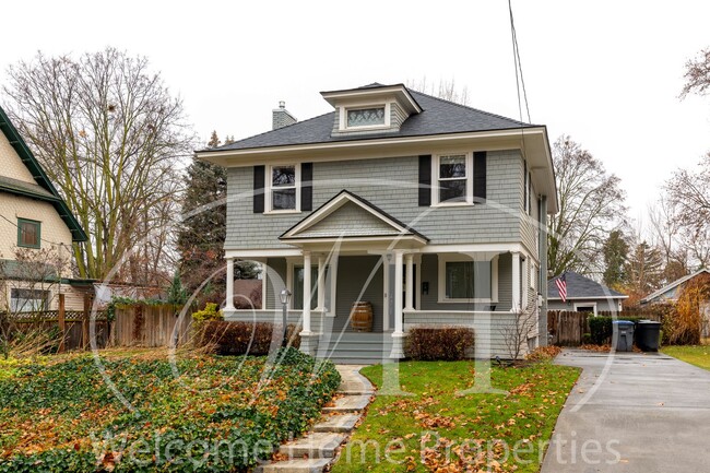 Primary Photo - Spacious and Inviting 3-Bedroom Home Near ...