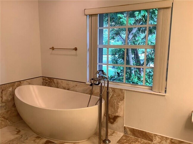 Building Photo - 4806 S Lee Rd