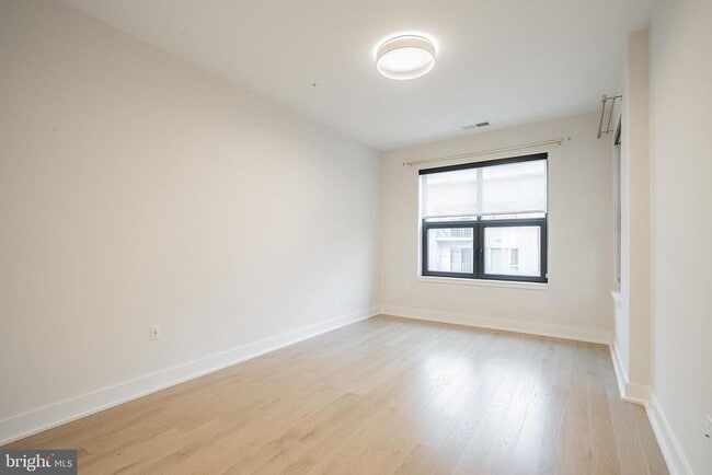 Building Photo - 701 Swann Ave