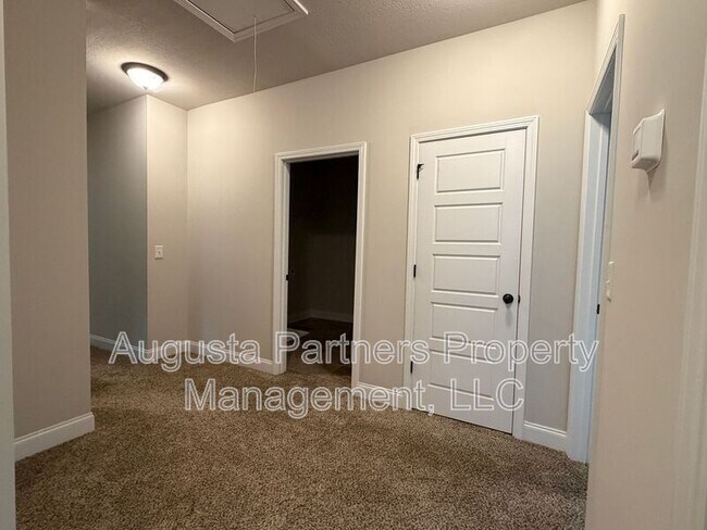 Building Photo - 1008 Swan Ct