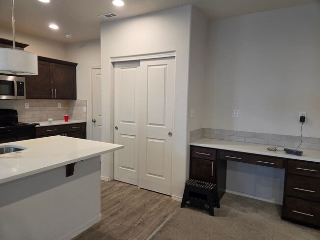 Building Photo - 2-story 3 bed 2.5 bath with garage