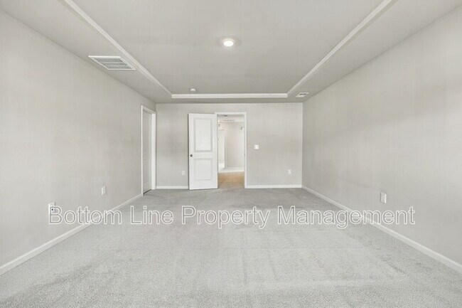Building Photo - 5811 Woodlawn Dr