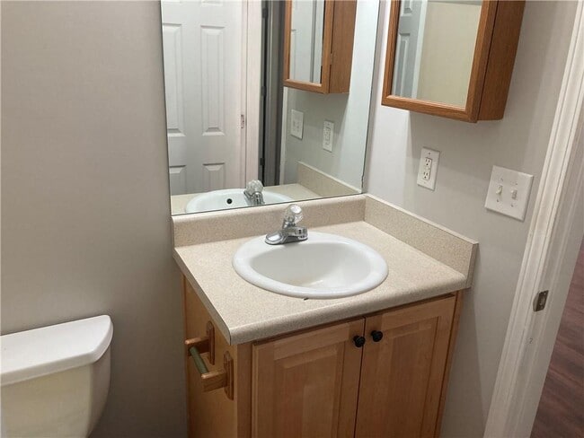 Building Photo - 370 Pointe Cir