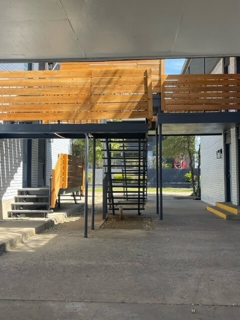 Building Photo - La Madera