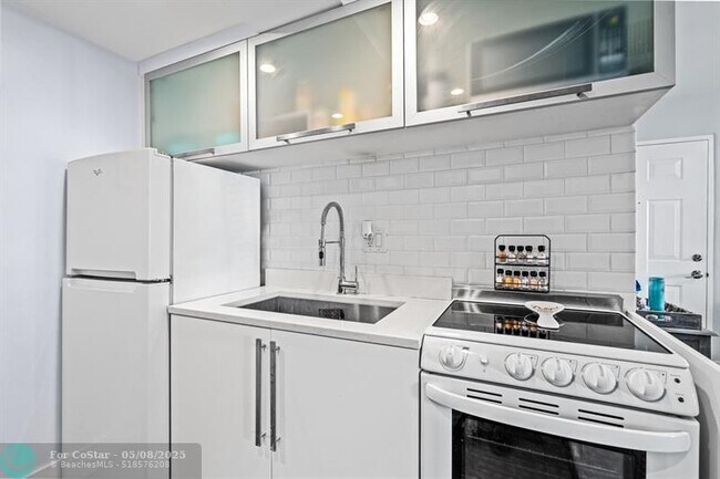 Building Photo - 8609 SW 68th Ct