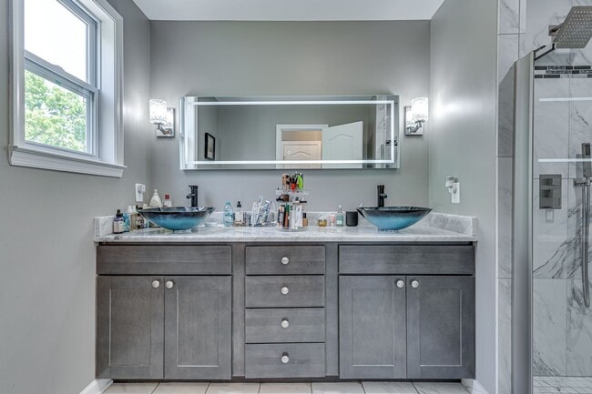 Building Photo - Beautiful 5 Bedroom Home in Clinton MD