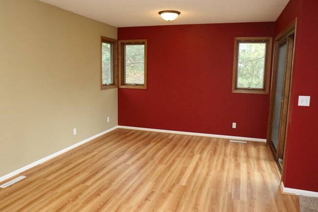 Dining - 7096 Stratford Rd