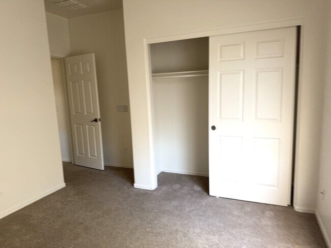 Building Photo - 4 BEDROOM HOME IN LITCHFIELD MANOR WITH 3 ...