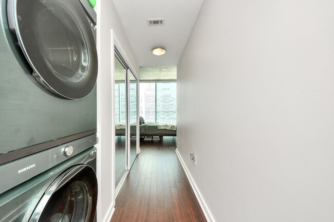 Building Photo - 5925 Almeda Rd