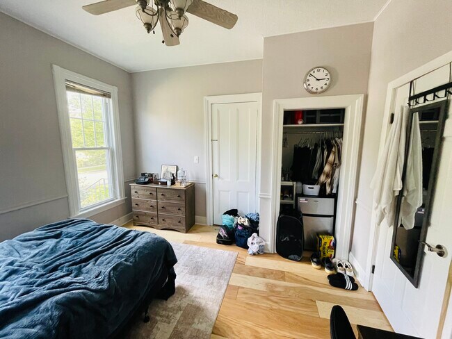 Building Photo - 27 Oak St