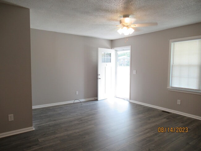 Building Photo - 870 Marigold St