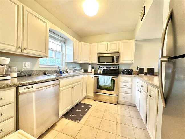 Building Photo - 1096 Villa Ln