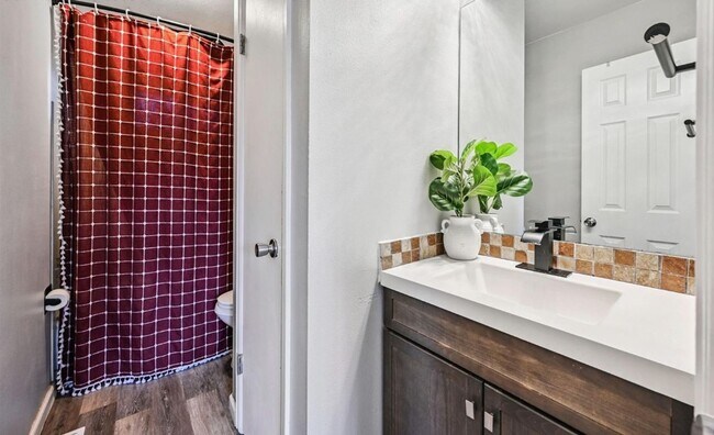 Building Photo - Beautiful 3 Bed, 2 Bath Split-Level Home w...